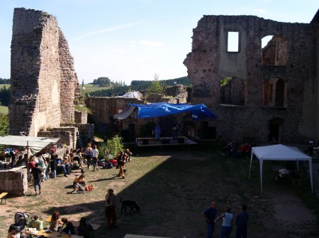 Po příjezdu na místo jsme zjistili, že se jedná o festival punkrockové hudby